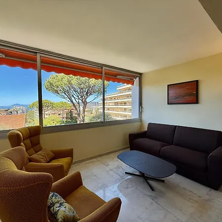 Résidence Standing - Piscine - Vue * Antibes