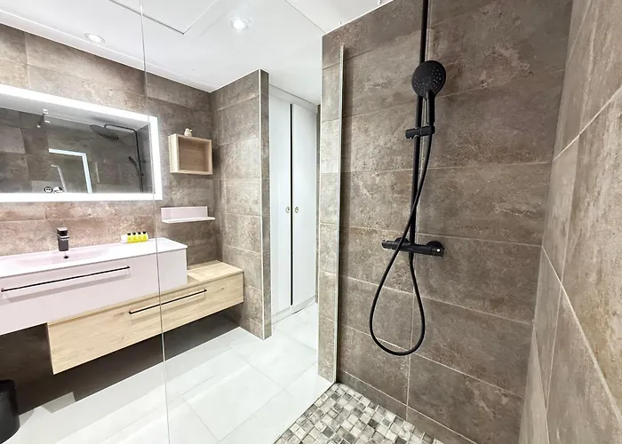 Résidence Standing - Piscine - Vue *