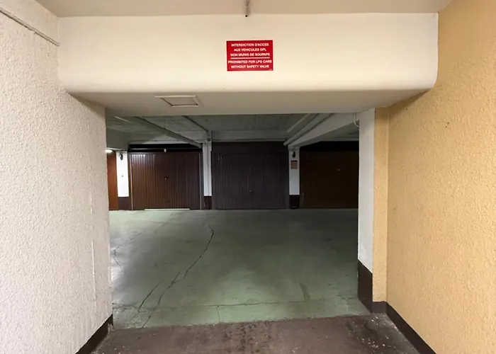 Standing - Piscine - Vue * Antibes