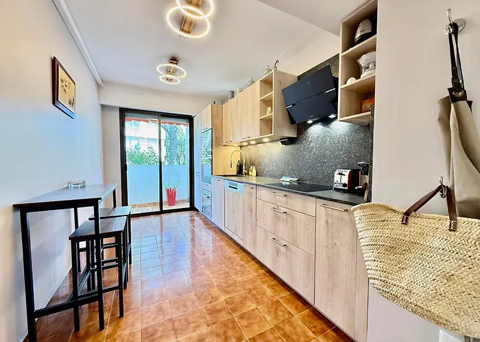 Standing - Piscine - Vue Daire *