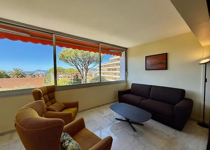 Standing - Piscine - Vue * Antibes